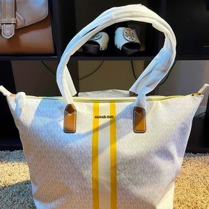 ❌SOLD❌💥💥BRANDNEW WHITE LOGO MK TOTE💥💥